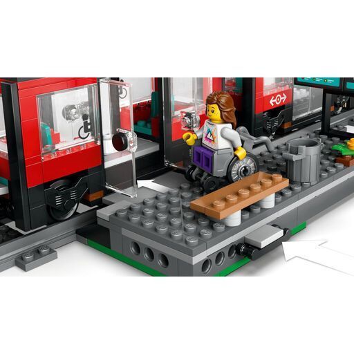 Конструктор LEGO City Трамвай і вокзал у центрі міста 811 деталей (60423) 60423 фото