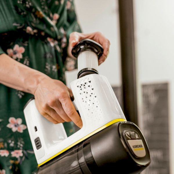Karcher Пылесос беспроводный VC 6 CORDLESS OURFAMILY, конт пыль -0.8л, автон. раб. до 50мин, вес-2.5кг, НЕРА 12, белый 1.198-670.0 фото