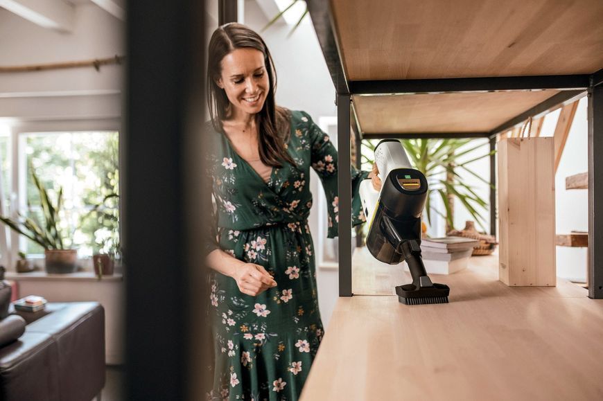 Karcher Пылесос беспроводный VC 6 CORDLESS OURFAMILY, конт пыль -0.8л, автон. раб. до 50мин, вес-2.5кг, НЕРА 12, белый 1.198-670.0 фото